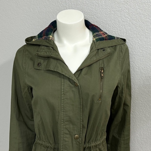 Lightweight Vintage Jacket with Plaid Accents - Picture 2 of 13